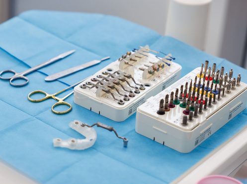 Implanturi ghidate chirurgical